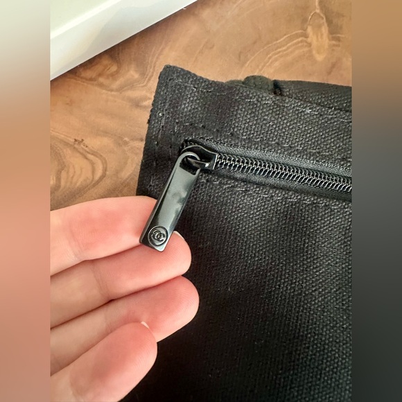 Chanel NEW w Box La Collection Passport Holder Smartphone Case Crossbody Bag GWP - Picture 4 of 5